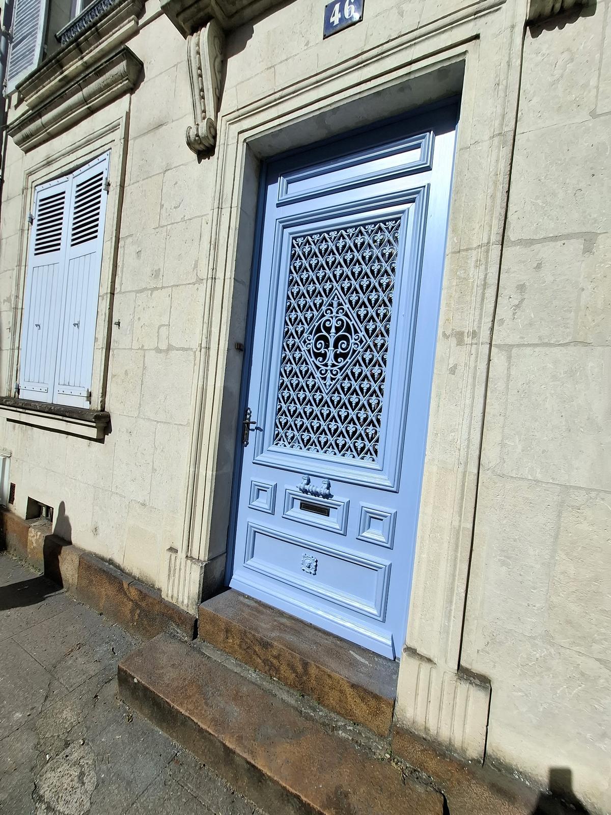 Porte d'entrée ancienne — Mise en valeur en bleu pervenche